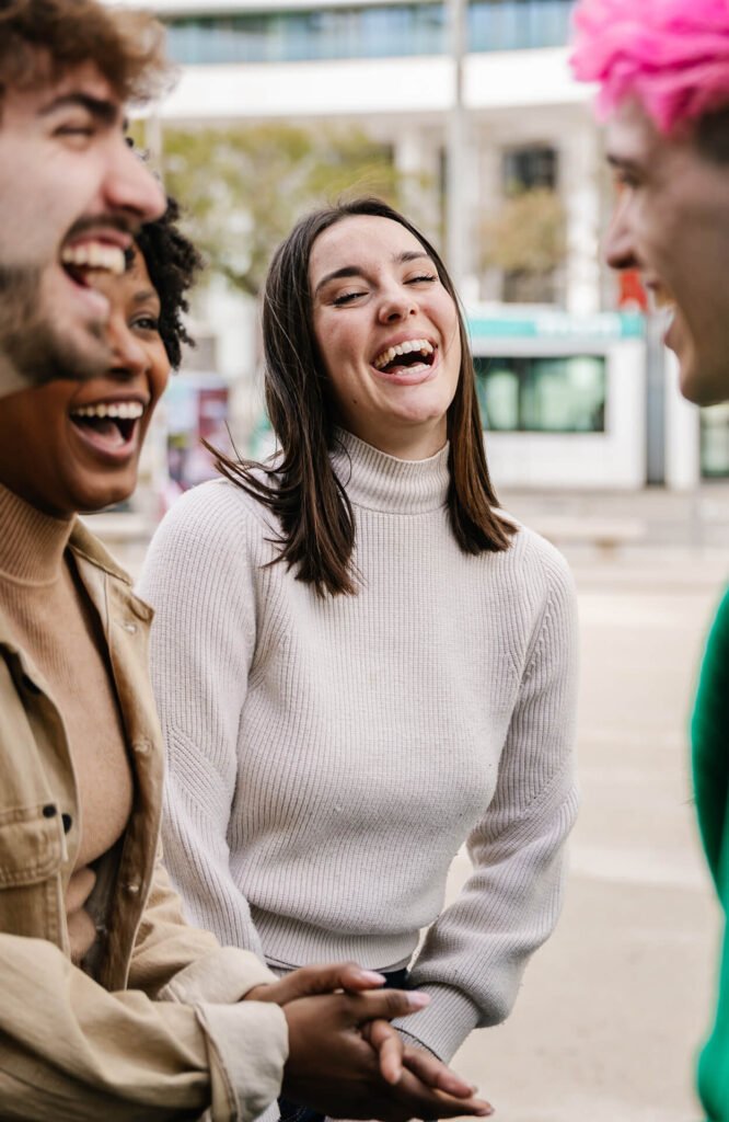 grupo de gente jóven conversando y riendo en la calle