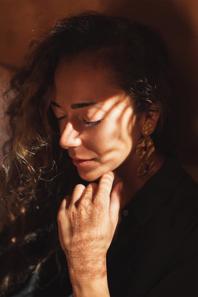 retrato de mujer reflexionando en una iluminación ténue